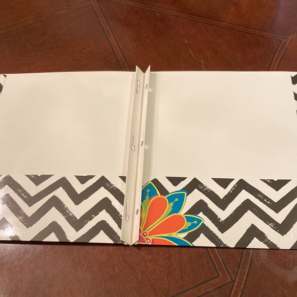 Set of three Unison two pocket floral printed folders. - Picture 8 of 9